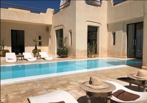 Ulkouima-allas, aurinkovarjoja, aurinkotuoleja