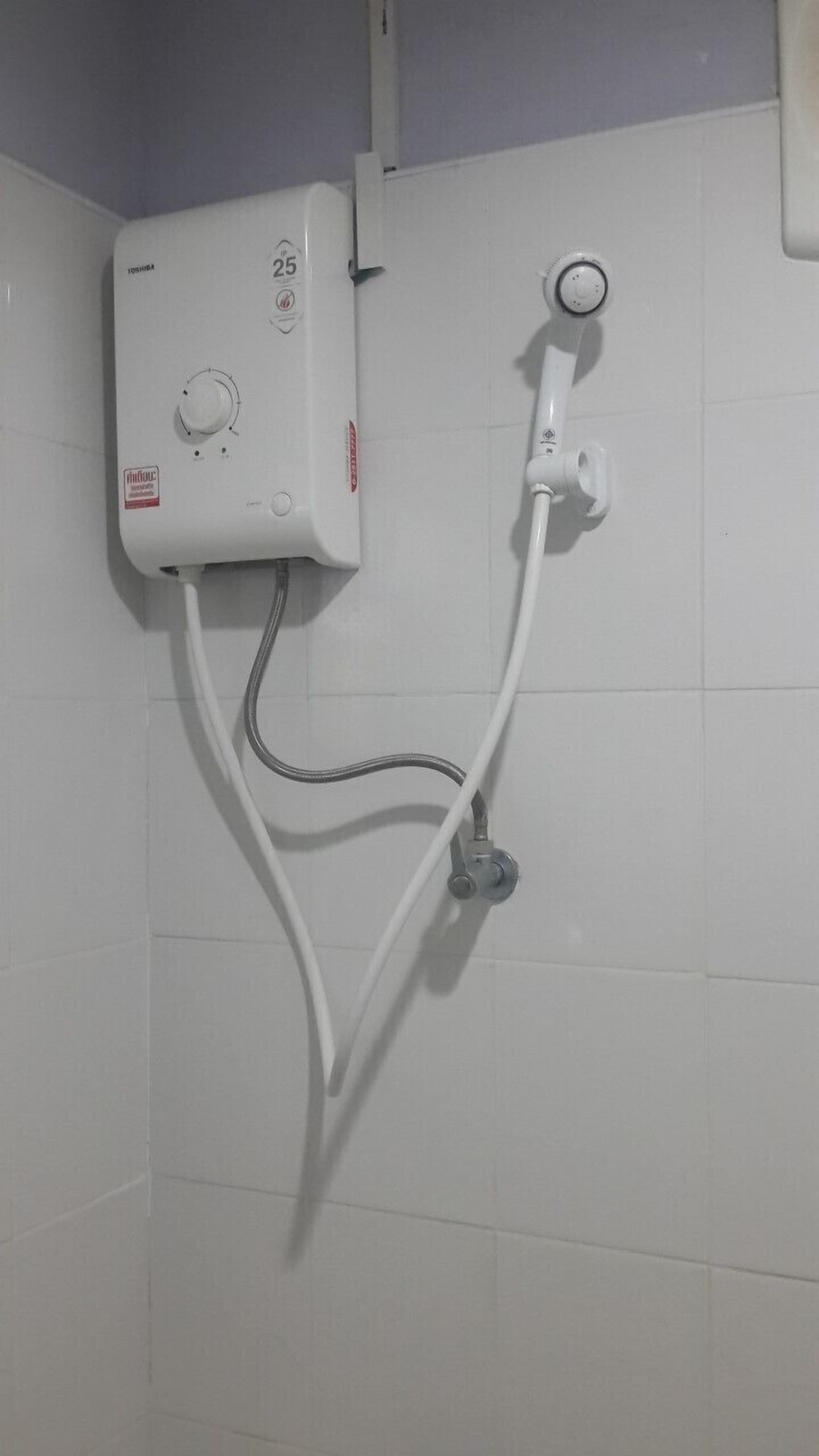 standard room | bathroom | shower, free toiletries, towels