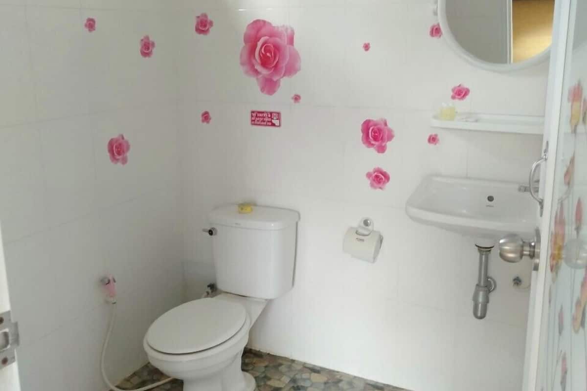 Ducha, artículos de higiene personal gratuitos y toallas