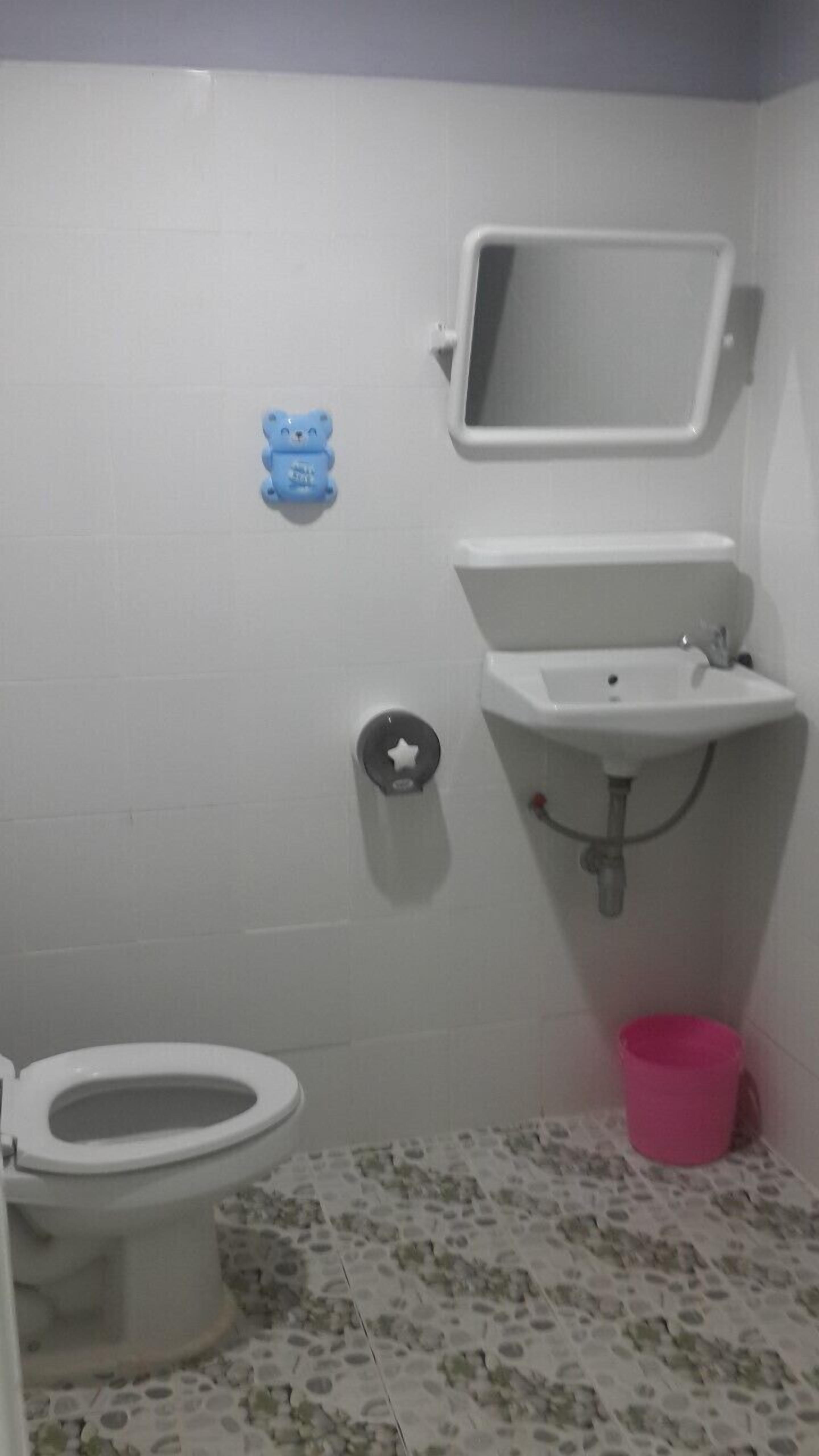 standard room | bathroom | shower, free toiletries, towels