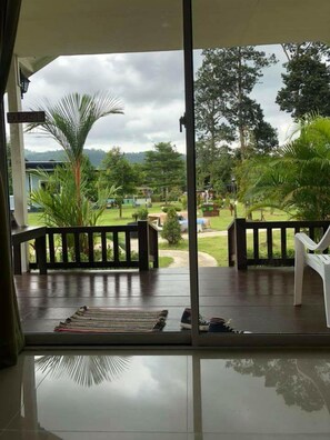 Kamar Keluarga | Teras/patio