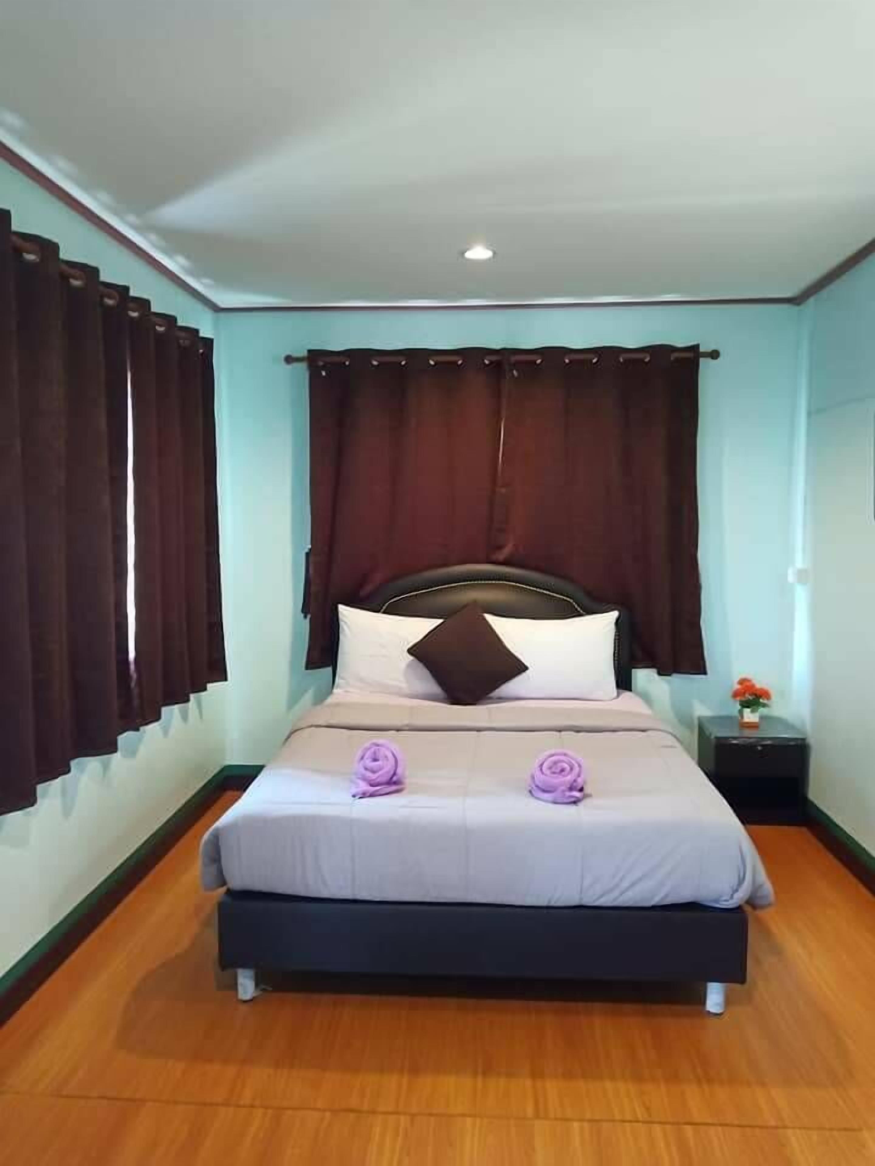 standard room | blackout curtains, free wifi