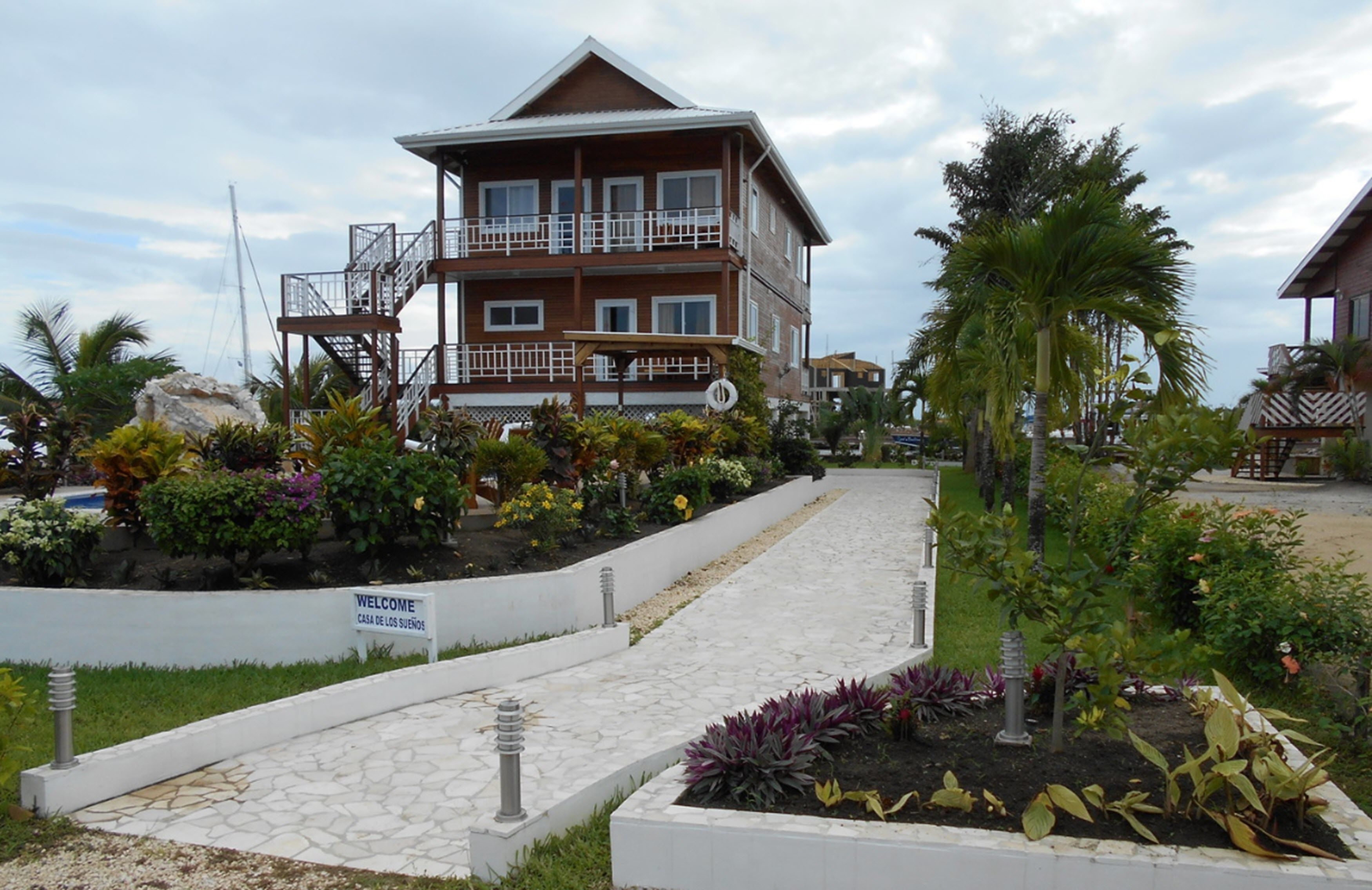 Pintu masuk properti