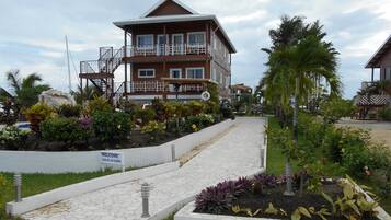 Pintu masuk properti