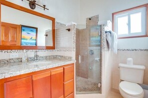 Dusche, kostenlose Toilettenartikel, Haartrockner, Handtücher