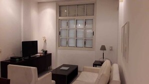 Apartment | Living room | Flat-screen TV - South Beach Copacabana I (Rio de Janeiro)