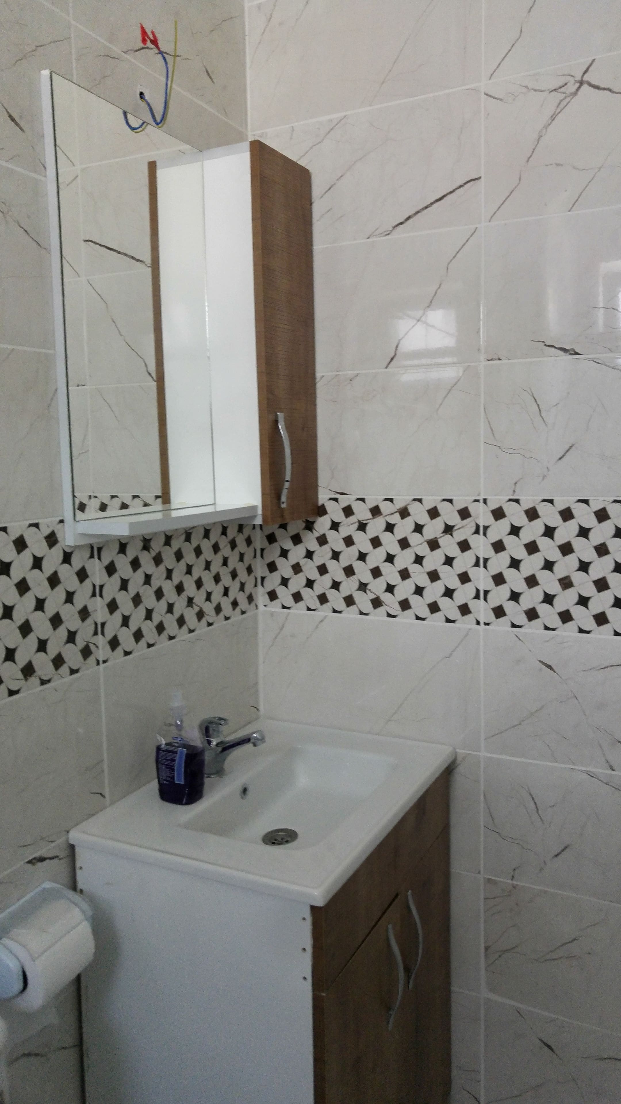 Deluxe-Dreibettzimmer | Badezimmer | Dusche, Haartrockner, Hausschuhe, Handtücher