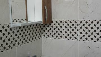 Deluxe-Dreibettzimmer | Badezimmer | Dusche, Haartrockner, Hausschuhe, Handtücher