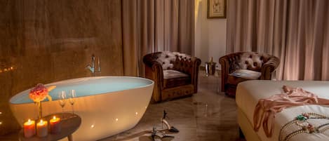 Studio Suite Junior, bathtub | Brankas dan didekorasi berbeda-beda