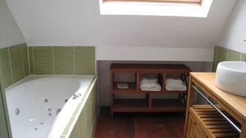 Tweepersoonskamer | Badkamer | Een haardroger, handdoeken