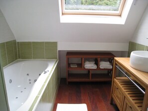 Gite du potager | Salle de bain | Séchoir à cheveux, serviettes fournies