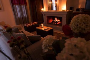 Una sala de estar acogedora con chimenea, asientos cómodos y una mesita de centro.