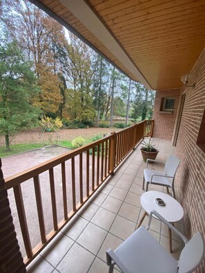 Room, 2 Bedrooms | Balcony - Au Charme du Lac Piscine (Forges-les-Eaux)