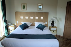 Double Room | Premium bedding, individually decorated, individually furnished, desk - Au Charme du Lac Piscine (Forges-les-Eaux)
