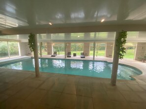 Indoor pool, open 8:30 AM to 10:00 PM, pool loungers - Au Charme du Lac Piscine (Forges-les-Eaux)