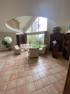 Lobby sitting area - Au Charme du Lac Piscine (Forges-les-Eaux)