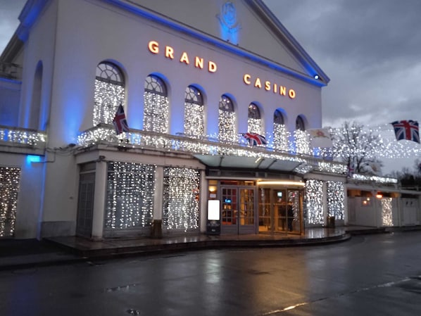 Casino - Au Charme du Lac Piscine (Forges-les-Eaux)