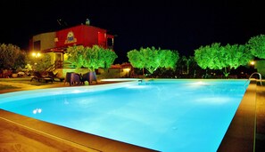 Outdoor pool, open 9:00 AM to 7:30 PM, pool umbrellas, pool loungers - Sunday Summer Resort (Polygyros)