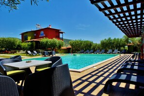 Piscine extérieure, parasols de plage, chaises longues