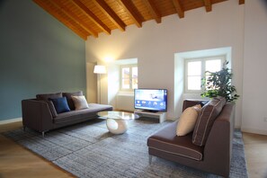 Penthouse Deluxe, 2 chambres, vue lac | Coin séjour