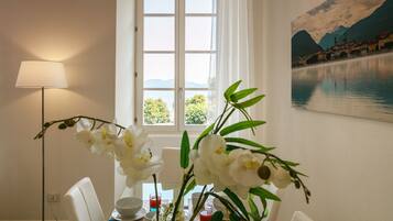 Appartement Familial, 2 chambres, vue lac | Coin séjour | Télévision LCD