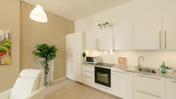 Apartamento Deluxe, 1 habitación | Zona de estar | Una televisión LCD