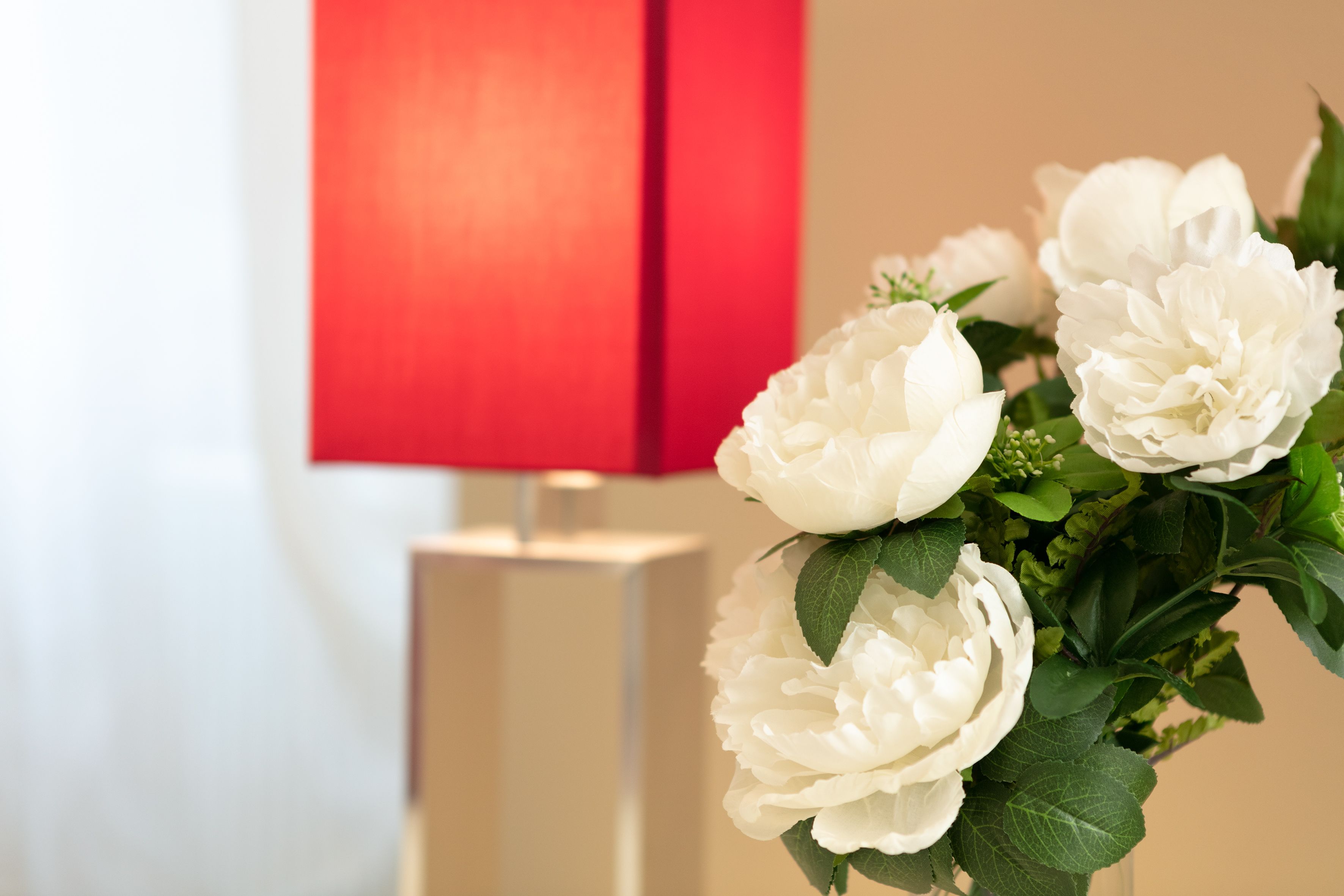 Ein Strauß weißer Blumen in einer Vase.