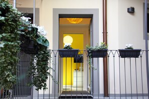 Deluxe Suite, 1 Queen Bed | Courtyard view