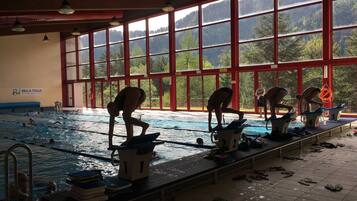 Innenpool, geöffnet von 16:30 Uhr bis 19:00 Uhr, Liegestühle