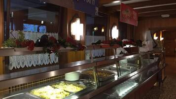 2 restaurants, lunch served