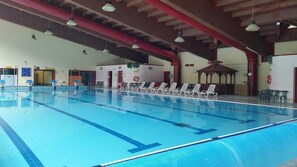 室內游泳池，開放時間為 16:30 至 19:00，提供日光浴躺椅