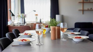 Appartement Penthouse luxueux, 2 chambres, balcon, vue sur la mer | Salle Ă manger