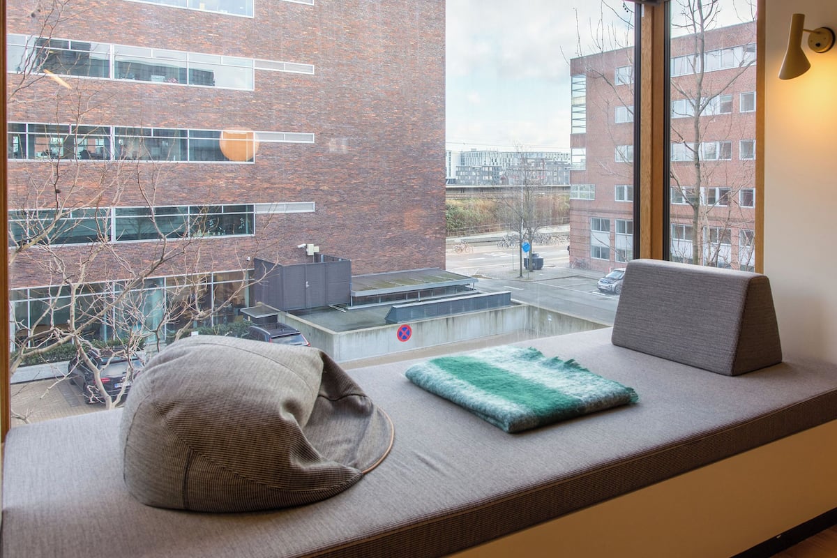 Deluxe Hotel Suite 50 m2 - Lower floor | Living area | 43-inch flat-screen TV with cable channels, TV