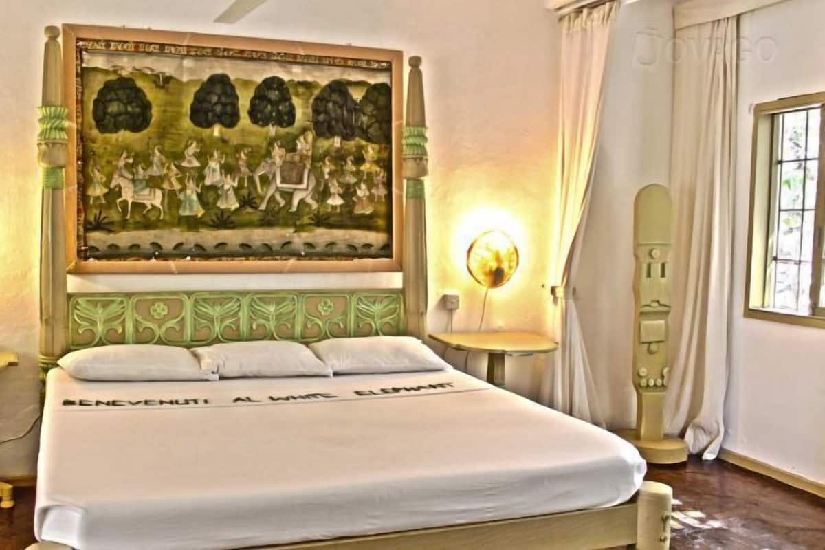 Desk, free cots/infant beds, free WiFi, bed sheets
