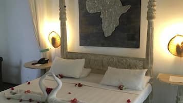 Superior Suite, Private Bathroom | Desk, free cribs/infant beds, free WiFi, bed sheets