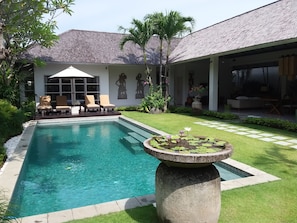 Una piscina al aire libre