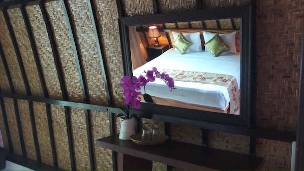 Desk, rollaway beds, free WiFi