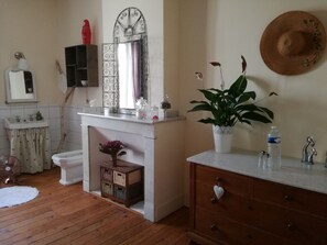 1 bedroom, desk, iron/ironing board, free WiFi