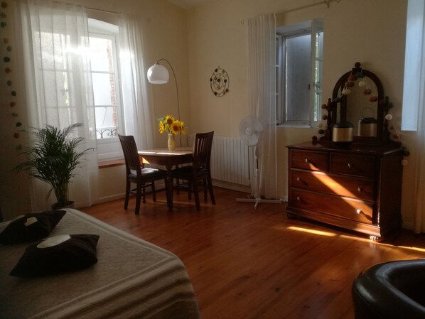 Double Room (La Grande bêtise) | 1 bedroom, desk, iron/ironing board, free WiFi