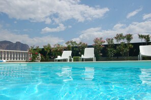 Seasonal outdoor pool, pool umbrellas, pool loungers - Perula di Machja (Alata)