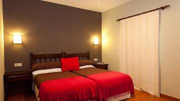 Habitació doble o amb dos llits individuals | Escriptori, cortines opaques, bressols gratuïts i llits addicionals