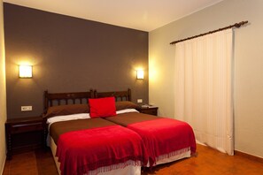 Habitación con 1 cama matrimonial o 2 individuales | Escritorio, cortinas blackout, cunas gratuitas y camas extra 