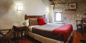 Habitación con 1 cama matrimonial o 2 individuales | Área de sala de estar | Televisión de pantalla plana 