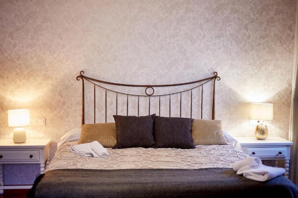 مكتب وستائر تعتيم وأسرّة أطفال/رضّع (مجانًا) وأسرّة قابلة للطي