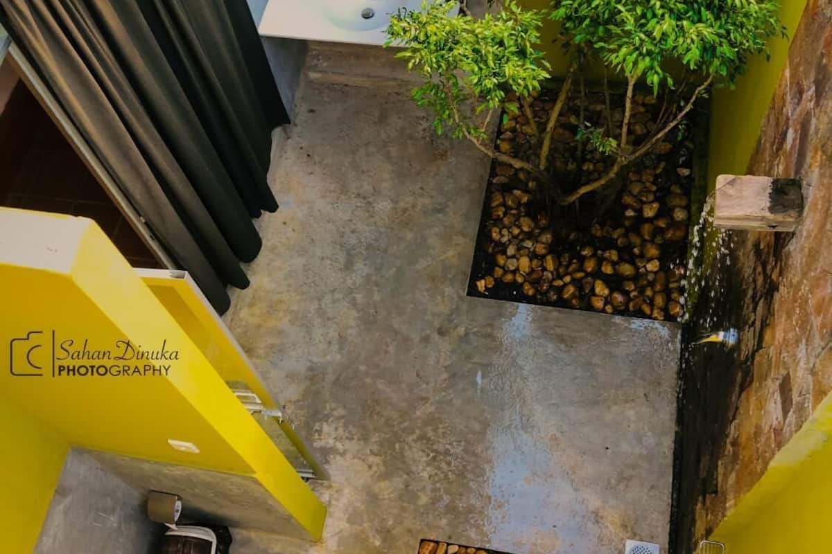 shower, rainfall showerhead, free toiletries, bidet