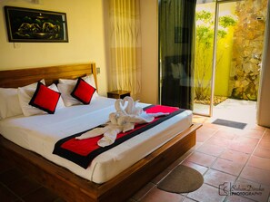 Habitación Deluxe con 1 cama matrimonial o 2 individuales, 1 cama matrimonial, en el área del jardín | Minibar, escritorio, internet por cable gratis y ropa de cama 