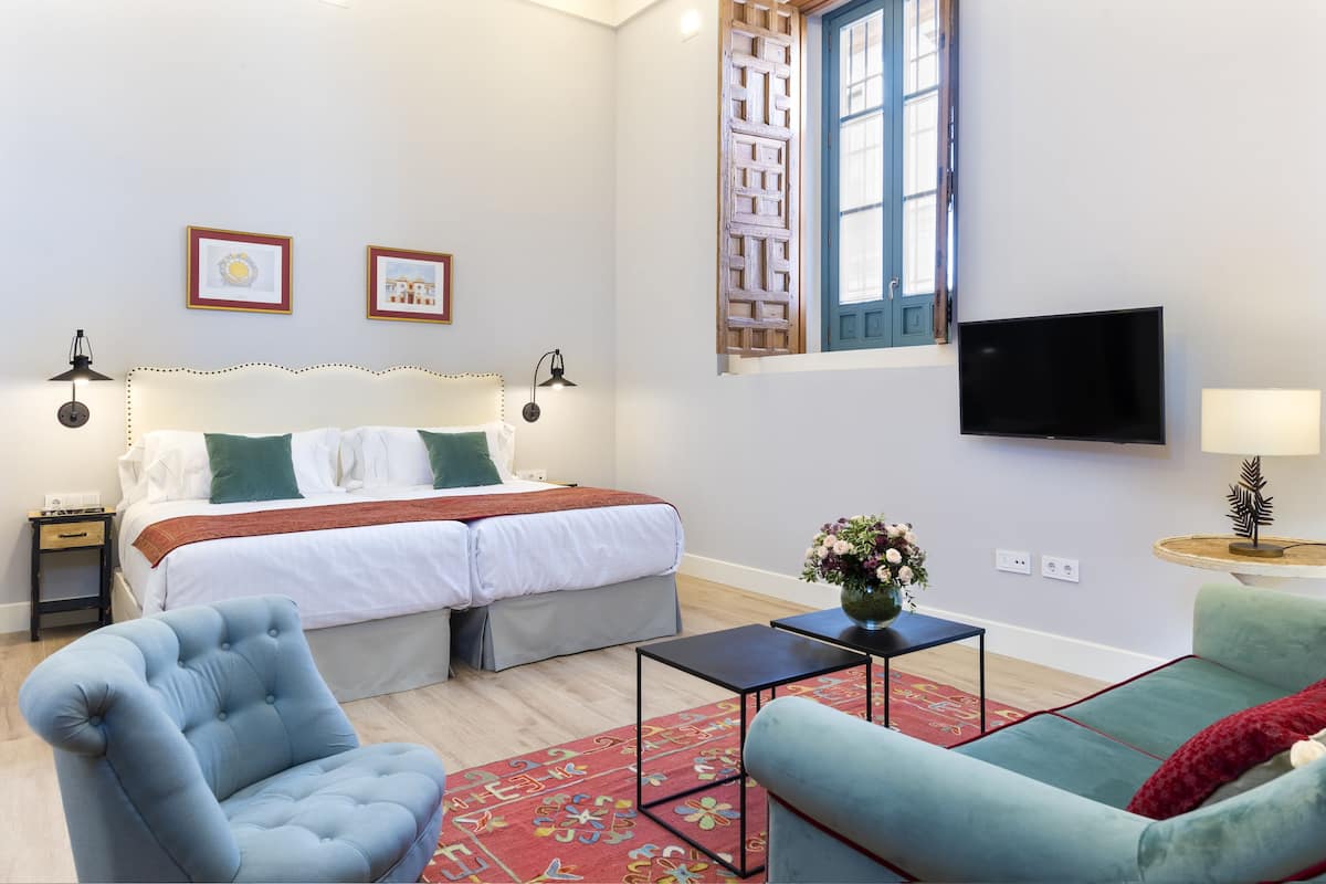 Una camera da letto con un letto, comodini, una TV e una finestra vista.