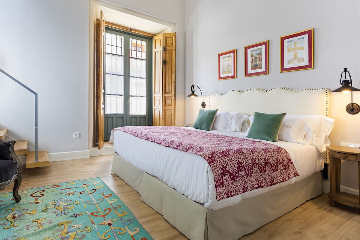 Penthouse, privézwembad | 1 slaapkamer, luxe beddengoed, een kluis op de kamer, een bureau