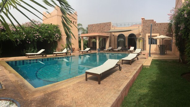 Outdoor pool, pool umbrellas, pool loungers - Villa Dar Manou (Marrakech)
