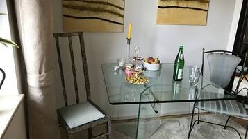 Dupleks Standar, 1 Tempat Tidur Double | Makan di kamar